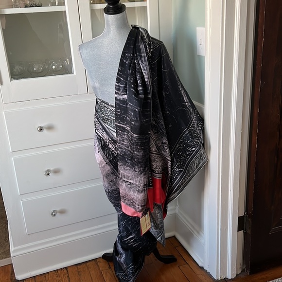 $225 new with tags Satomi saree baroque pattern with red trim 100% silk - Picture 11 of 11